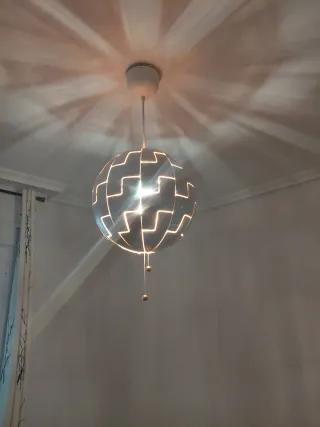 Lámpara de techo esférica blanca y dorada