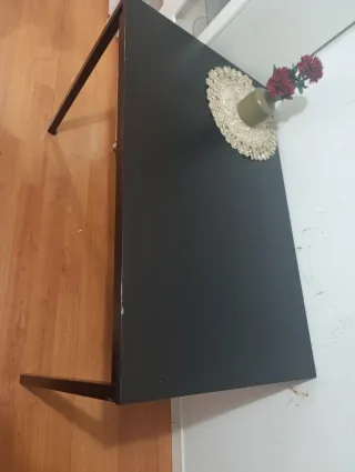 Mesa de comedor negra y madera