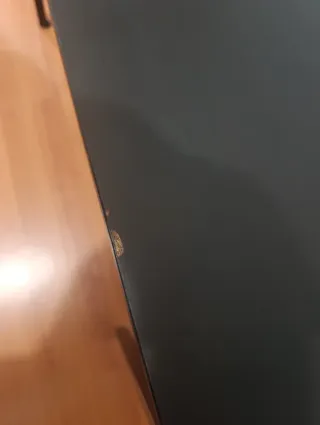 Mesa de comedor negra y madera