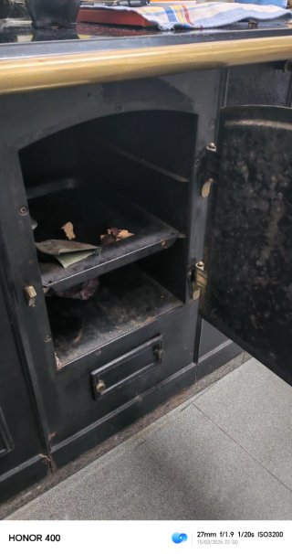 Cocina Económica a Leña Negra y Dorada