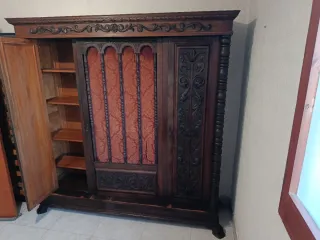 Armadio Neogotico in Legno Massello Intagliato