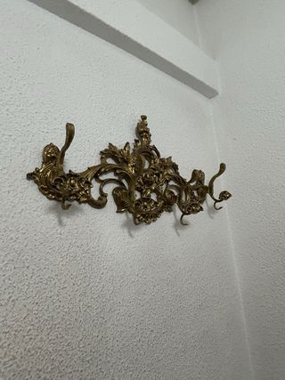 Perchero de bronce dorado estilo barroco