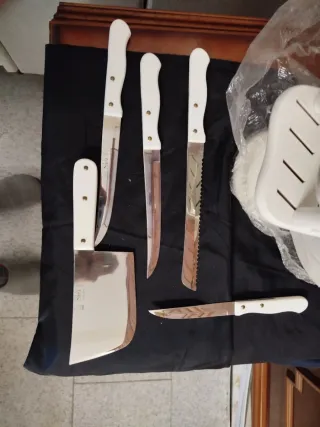 Set di coltelli da cucina bianco e argento