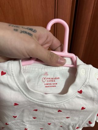 Camiseta bebé corazones rojos