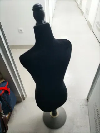 Maniquí de pana negro