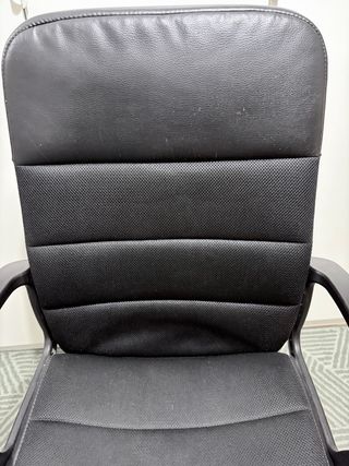 Silla de oficina negra ajustable