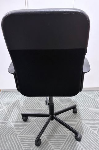 Silla de oficina negra ajustable