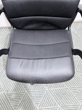 Silla de oficina negra ajustable