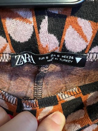 Pantalón campana estampado Zara