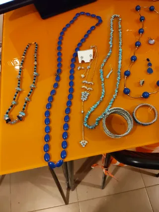 Lote. Gioielli blu