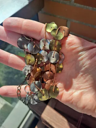 Conjunto collar y pendientes latón multicolor