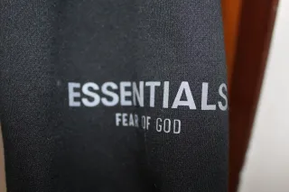 Sudadera Essentials Negra Nueva Precio Necociable.