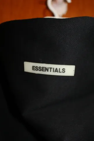 Sudadera Essentials Negra Nueva Precio Necociable.