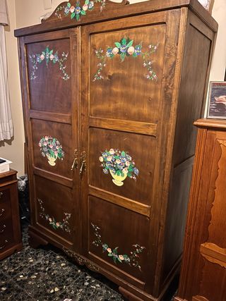 Ropero de madera decorado a mano