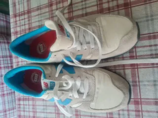 Zapatillas New Balance Beige y Azul. 24cm de pie