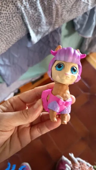 Llama de juguete morada y rosa