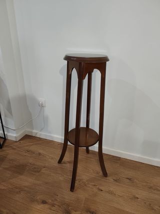 Peana alta de madera marrón o mesa auxiliar