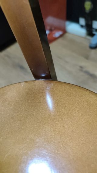 Peana alta de madera marrón o mesa auxiliar