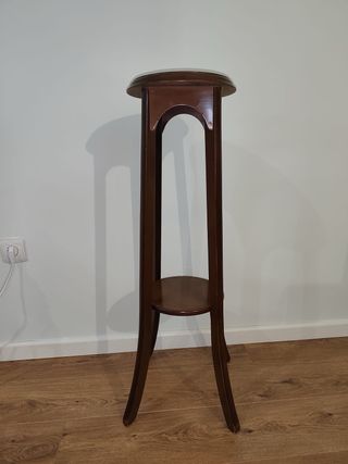 Peana alta de madera marrón o mesa auxiliar