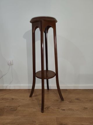 Peana alta de madera marrón o mesa auxiliar