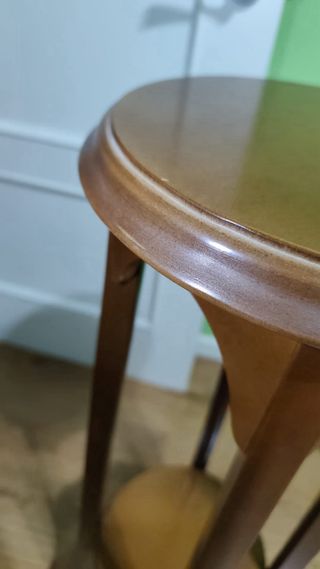 Peana alta de madera marrón o mesa auxiliar