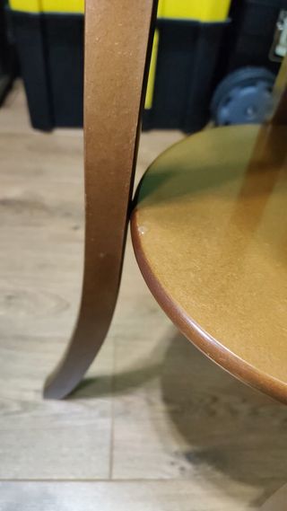 Peana alta de madera marrón o mesa auxiliar