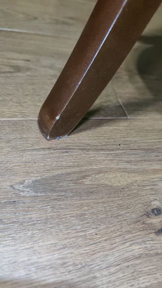 Peana alta de madera marrón o mesa auxiliar