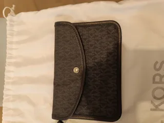 Bolso Michael Kors modelo “Eva Large Logo Stripe"