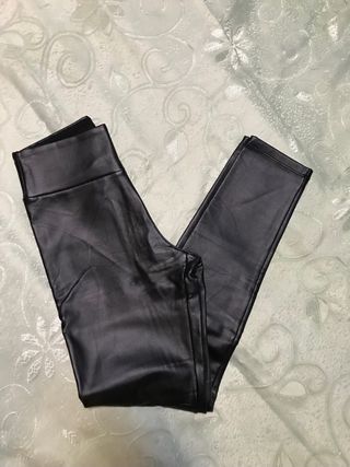 Leggings negros efecto piel