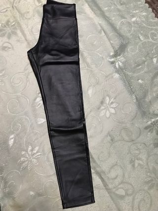 Leggings negros efecto piel