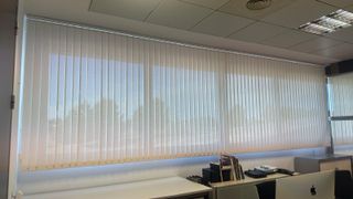 Cortinas Bandalux verticales beige