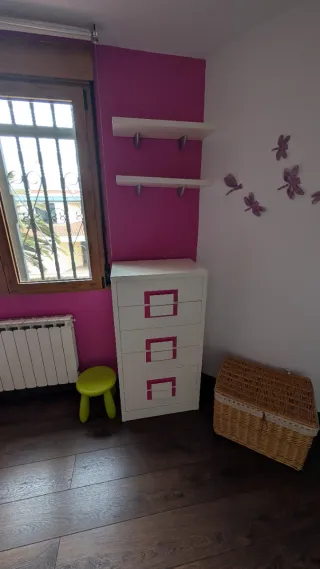 Escritorio infantil rosa con estantería