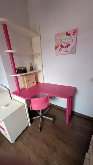 Escritorio infantil rosa con estantería