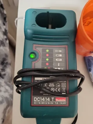 Taladro Makita con cargador DC1414