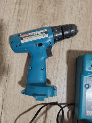 Taladro Makita con cargador DC1414