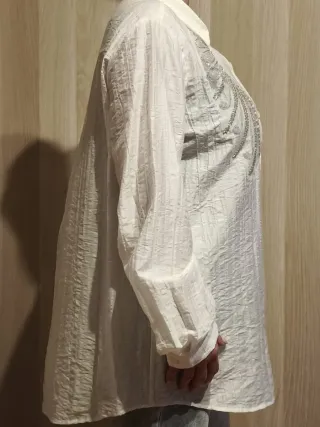 Camisa blanca con adornos plateados
