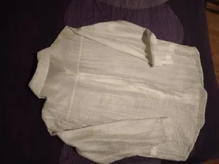 Camisa blanca con adornos plateados