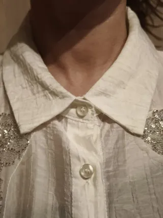 Camisa blanca con adornos plateados