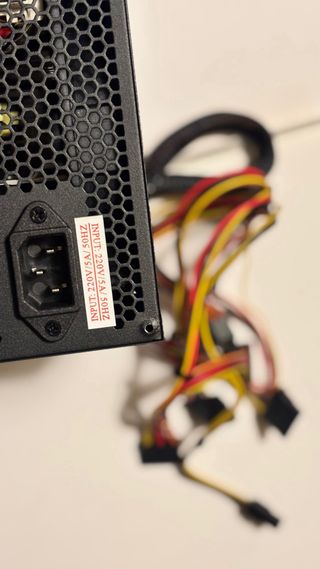 Fuente de Alimentación PC Negra