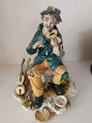 Figura de porcelana músico violinista