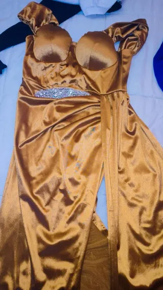 Vestido de fiesta dorado con pedrería