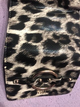 Cartera Guess Animal Print con Aro Dorado