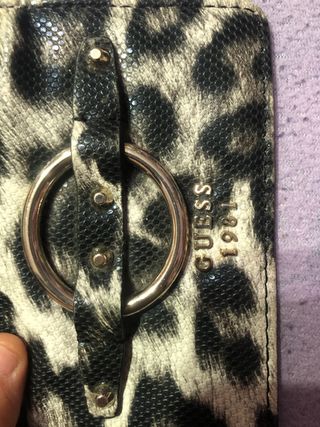 Cartera Guess Animal Print con Aro Dorado