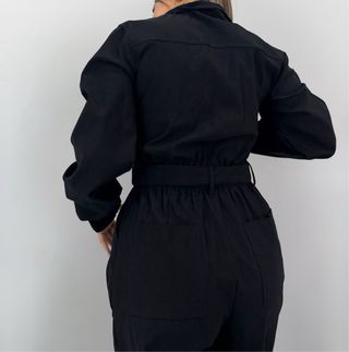 Mono negro ajustado con cinturón