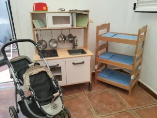 Cocina madera, camas Ikea y carrito gemelar