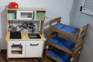 Cocina madera, camas Ikea y carrito gemelar