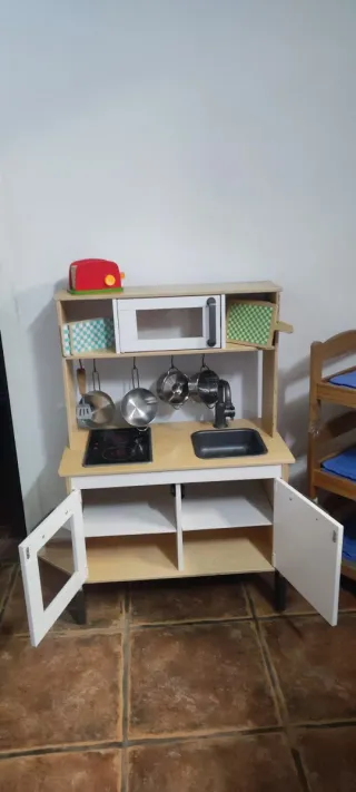 Cocina madera, camas Ikea y carrito gemelar