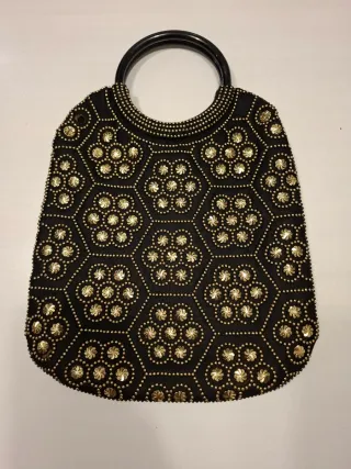 Bolso Negro con Detalles Dorados