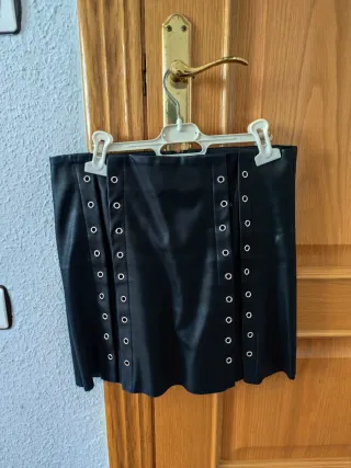 Minifalda negra con ojales