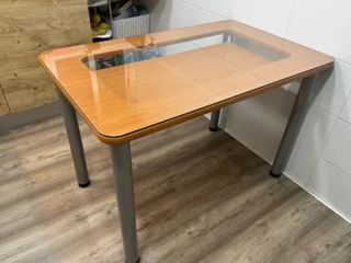 Mesa de madera con hueco y patas metálicas